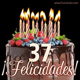 Animación de un pastel de chocolate decorado con frutas, velas encendidas y el número 37, acompañado de la palabra '¡Felicidades!' en elegante tipografía.