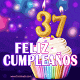 GIF animado de un cupcake decorado con confites, dos velas doradas encendidas formando el número 37, sobre un fondo púrpura brillante con destellos.