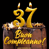 GIF animato con una torta al cioccolato decorata con crema, dettagli dorati e due candele accese che formano il numero 37. Messaggio 'Buon Compleanno' in scritta elegante.