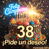 Bizcocho decorado con grageas y el gran número 38. Una bengala encendida lanza luces brillantes bajo una suave lluvia de estrellas de confeti.
