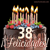 Animación de un pastel de chocolate decorado con frutas, velas encendidas y el número 38, acompañado de la palabra '¡Felicidades!' en elegante tipografía.