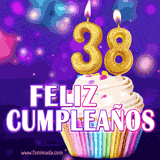 GIF animado de un cupcake decorado con confites, dos velas doradas encendidas formando el número 38, sobre un fondo púrpura brillante con destellos.