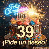 Mensaje de Feliz Cumpleaños flotando sobre una tarta que lleva la cifra 39. Chispas festivas y estrellas cayendo decoran la alegre escena.