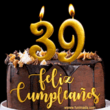 GIF de un pastel de chocolate con decoración de crema, velas doradas con el número 39 encendido, y un fondo negro elegante y cálido.