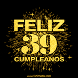 GIF animado con un diseño dorado, mostrando el número 39 rodeado de fuegos artificiales y luces que resaltan una atmósfera festiva y vibrante.