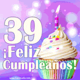 Animación de un cupcake con cobertura blanca, confites de colores, una vela encendida y el número 39 en grande sobre un fondo púrpura con luces brillantes.