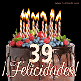 Animación de un pastel de chocolate decorado con frutas, velas encendidas y el número 39, acompañado de la palabra '¡Felicidades!' en elegante tipografía.