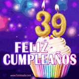 GIF animado de un cupcake decorado con confites, dos velas doradas encendidas formando el número 39, sobre un fondo púrpura brillante con destellos.