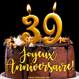 GIF animé pour un 39e anniversaire avec une élégante gâteau au chocolat, des bougies dorées formant le chiffre 39 et le texte 'Joyeux Anniversaire!' en écriture dorée.