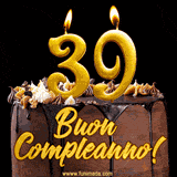 GIF animato con una torta al cioccolato decorata con crema, dettagli dorati e due candele accese che formano il numero 39. Messaggio 'Buon Compleanno' in scritta elegante.