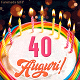 Un'animazione celebrativa di una torta di compleanno per i 40 anni, Le fiamme delle candeline tremolano e delle scintille brillano intorno, creando un'atmosfera festosa e magica.