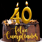 GIF de un pastel de chocolate con decoración de crema, velas doradas con el número 40 encendido, y un fondo negro elegante y cálido.