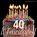 Animación de un pastel de chocolate decorado con frutas, velas encendidas y el número 40, acompañado de la palabra '¡Felicidades!' en elegante tipografía.