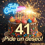El dígito 41 se impone sobre una tarta decorada. Lluvia de estrellas y una chispeante bengala iluminan las coloridas letras de Feliz Cumpleaños.