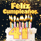 GIF animado de un pastel decorado con velas de colores, con el número 41 resaltado y un fondo brillante que transmite celebración.