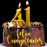 GIF de un pastel de chocolate con decoración de crema, velas doradas con el número 41 encendido, y un fondo negro elegante y cálido.