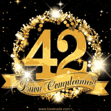 Il numero 42 è circondato da un anello dorato brillante, accompagnato da un nastro elegante con la scritta 'Buon Compleanno!' su uno sfondo scuro.