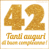 GIF animata per un 42° compleanno, Mostra il numero 42 in grandi caratteri dorati pieni di glitter scintillante, Sotto, la scritta 'Tanti auguri di buon compleanno!' in un elegante oro.
