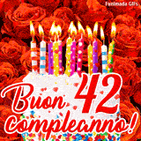 GIF animata per un 42° compleanno, Mostra una torta bianca con candeline colorate accese e coriandoli, di fronte a un muro di rose rosse, Il testo dice 'Buon 42 compleanno!'.