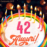 Un'animazione celebrativa di una torta di compleanno per i 42 anni, Le fiamme delle candeline tremolano e delle scintille brillano intorno, creando un'atmosfera festosa e magica.