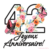 Ce GIF de Joyeux 42ème Anniversaire présente le nombre vingt rempli d'un bouquet vibrant de fleurs animées, avec des papillons qui bougent doucement sur un fond blanc.