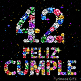 En un fondo negro con estrellas y destellos, aparece el número 42 y la frase FELIZ CUMPLE armados con brillantes diamantes de muchos colores.