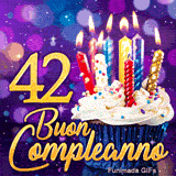 Biglietto animato 42 anni rappresentante un dolcetto con candeline risplendenti e il numero 42 dorato su sfondo bokeh.