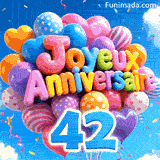 Le grand chiffre bleu 42 est suspendu sous une grappe de ballons animés. Le texte Joyeux Anniversaire est formé par des ballons dans le ciel bleu.