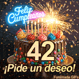 Pastel de festejo mostrando el número 42 bajo la luz de una bengala. Estrellitas doradas caen sobre la frase festiva en un fondo muy oscuro.