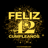GIF animado con un diseño dorado, mostrando el número 42 rodeado de fuegos artificiales y luces que resaltan una atmósfera festiva y vibrante.