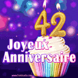 GIF animé joyeux anniversaire pour 42 ans avec un cupcake coloré, des bougies dorées en forme de 42 et un fond violet scintillant.