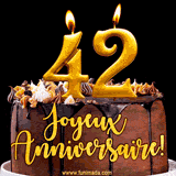 GIF animé pour un 42e anniversaire avec une élégante gâteau au chocolat, des bougies dorées formant le chiffre 42 et le texte 'Joyeux Anniversaire!' en écriture dorée.