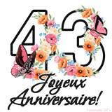 Ce GIF de Joyeux 43ème Anniversaire présente le nombre vingt rempli d'un bouquet vibrant de fleurs animées, avec des papillons qui bougent doucement sur un fond blanc.