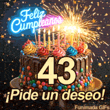 Luces brillantes resplandecen sobre un bizcocho con la cifra 43. Confeti de estrellas acompaña al llamativo letrero neón de Feliz Cumpleaños.