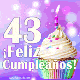 Animación de un cupcake con cobertura blanca, confites de colores, una vela encendida y el número 43 en grande sobre un fondo púrpura con luces brillantes.