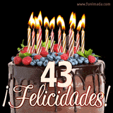 Animación de un pastel de chocolate decorado con frutas, velas encendidas y el número 43, acompañado de la palabra '¡Felicidades!' en elegante tipografía.
