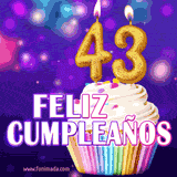 GIF animado de un cupcake decorado con confites, dos velas doradas encendidas formando el número 43, sobre un fondo púrpura brillante con destellos.