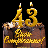 GIF animato con una torta al cioccolato decorata con crema, dettagli dorati e due candele accese che formano il numero 43. Messaggio 'Buon Compleanno' in scritta elegante.