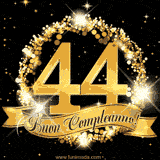 Il numero 44 è circondato da un anello dorato brillante, accompagnato da un nastro elegante con la scritta 'Buon Compleanno!' su uno sfondo scuro.