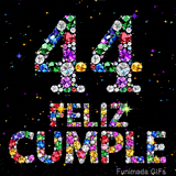 Representación del número 44 y el mensaje FELIZ CUMPLE hechos usando piedras preciosas multicolores delante de un fondo negro con estrellas.