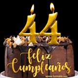 GIF de un pastel de chocolate con decoración de crema, velas doradas con el número 44 encendido, y un fondo negro elegante y cálido.