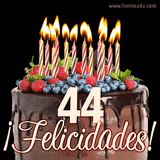 Animación de un pastel de chocolate decorado con frutas, velas encendidas y el número 44, acompañado de la palabra '¡Felicidades!' en elegante tipografía.