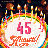 Un'animazione celebrativa di una torta di compleanno per i 45 anni, Le fiamme delle candeline tremolano e delle scintille brillano intorno, creando un'atmosfera festosa e magica.