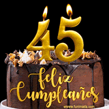 GIF de un pastel de chocolate con decoración de crema, velas doradas con el número 45 encendido, y un fondo negro elegante y cálido.