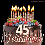 Animación de un pastel de chocolate decorado con frutas, velas encendidas y el número 45, acompañado de la palabra '¡Felicidades!' en elegante tipografía.
