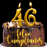 GIF de un pastel de chocolate con decoración de crema, velas doradas con el número 46 encendido, y un fondo negro elegante y cálido.