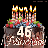 Animación de un pastel de chocolate decorado con frutas, velas encendidas y el número 46, acompañado de la palabra '¡Felicidades!' en elegante tipografía.