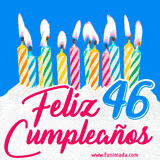 Animación de un pastel decorado con velas coloridas y encendidas, el número 46 destacado en azul y la frase 'Feliz cumpleaños' en letras estilizadas.