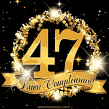 Il numero 47 è circondato da un anello dorato brillante, accompagnato da un nastro elegante con la scritta 'Buon Compleanno!' su uno sfondo scuro.