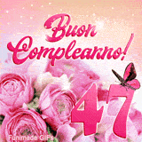 Immagine GIF animata di buon compleanno 47 anni con rose rosa, farfalla raffinata e riflessi luminosi stellati su fondo arancio.